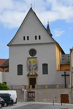Kostel Zvěstování Panny Marie. Mozaiku nad vchodem vytvořil Karel Benedík v roce 1972.