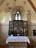 pohled na východní stěnu, čtyřkřídlý oltář od mistra Vejprnického, nástěnná malba Zvěstování Panně Marii