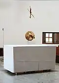 Oltář z bílého mramoru, bronzový Svatostánek a věčné světlo v Komunitním centru Matky Terezy v Praze.