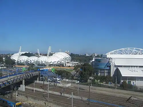 Stadion AAMI Park (vlevo) a John Cain Arena (vpravo)