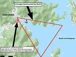 Zátoka u města Onagawa, v hornaté části Japonska. Ukázkový příklad pobřežního útvaru ve tvaru „V“, zesilující účinky tsunami.[90]