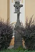 Kříž ze zaniklé obce Mušov před kostelem