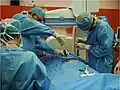 Nejprve je pacientovi odebráno 240 ml kostní dřeně z lopaty kosti kyčelní standardní Yamshiddiho technikou.