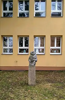 Opice, před mateřskou školou na sídlišti Slovan, Kroměříž