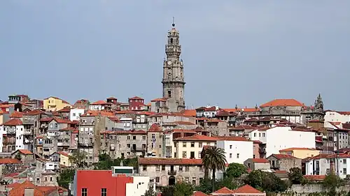 Zvonice Clérigos v panoramatu města