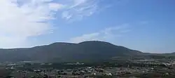 Celkový pohled na vesnici, v pozadí masiv Har Meron