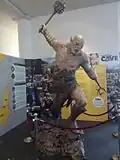 Skřet Azog s implantovanou protézou v levé ruce.