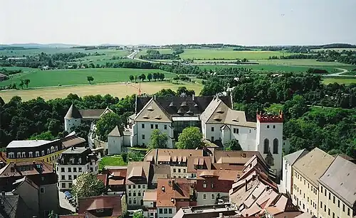 Pohled shora na hradní nádvoří Ortenburgu