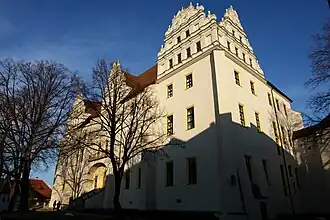 Barevná fotografie historické budovy na hradě Ortenburgu v Budyšíně
