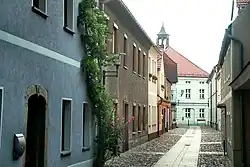Pohled na radnici skrze ulici Kirchgasse