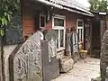 Vnitřní dvorek domku Orvidů s náhrobními deskami od Viliuse Orvida