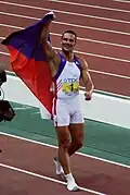 Roman Šebrle oslavuje vítězství v desetiboji.