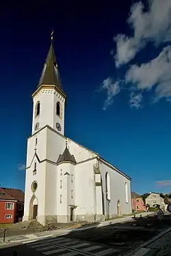 Kostel svatého Víta v Osečné ze silnice