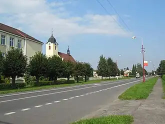 Hlavní ulice a farní kostel Povýšení sv. Kříže z r. 1791
