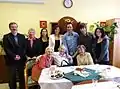 Společná fotografie oslavenkyně Josefiny Napravilové, lidických žen, Sylvie Klánové s manželem, zástupci OV ČSBS Kladno a Majáku Plzně (Tábor 17. ledna 2013)