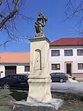 Socha na návsi