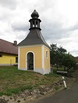 Kaple na návsi