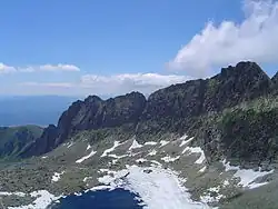 Zprava Ostrá a její táhlý hřeben, hluboká Liptovská štrbina, Liptovský chrbát, Kozí hrb s Koziou stenou, Ostrá veža a Sedielková kopa,