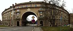 Pohled na půlkruhový půdorys budovy ze severní strany