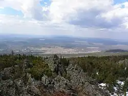 Pohled z hory Kačkanaru na město Kačkanar