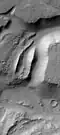 Oblast údolí Osuga Valles pozorováno z sondy HiRISE.