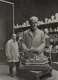 Otakar Španiel u modelu pomníku Ernesta Denise pro Nîmes (1925)