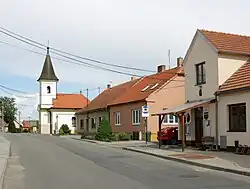 Centrum obce s kaplí svatého Otmara a obecním úřadem