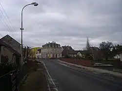 Centrum Otovic, v pozadí rohový dům „Na vlečce“