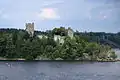 Zřícenina Lichtenfels obklopena vodní nádrží Stausee
