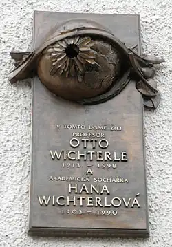 Pamětní deska Otto Wichterle a Hany Wichterlové ve Svatoplukově ulici v Prostějově