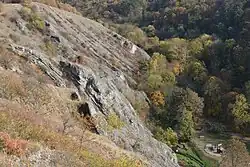 Na skalní stěně nad koupalištěm se nachází vstupy do Korálových jeskyní