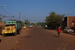 Silnice ve městě směrem k hranicím s Mali