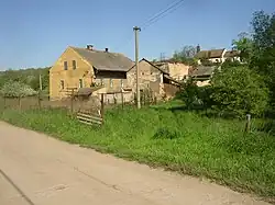 Jedna z usedlostí s kostelem sv. Václava v pozadí