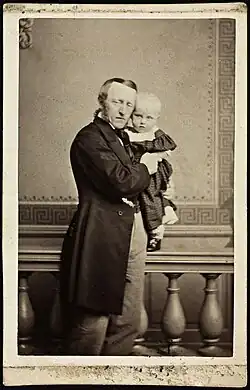 Nejvyšší soudní zástupce Baldur Fridtjof Nansen (1817–1885) se synem Fridtjofem Nansenem (1861–1930) v náručí, asi 1862, studio Olsen & Thomsen