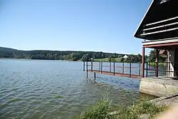 Celkový pohled na rybník s molem
