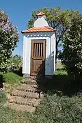Overview_of_chapel_near_railway_near_Bohušice,_Třebíč_District.jpg