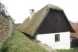 Overview of cultural monument village house with thatched roof in Stropešín, Třebíč District.jpg