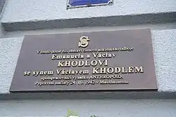 Pamětní deska rodiny Khodlových v Praze-Vysočanech, Kolbenova 659/16, kde byl byt Khodlových