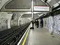 Nástupiště linky Central Line na stanici Oxford Circus