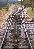Ozubnicová výhybka dráhy na La Rhune se Strubovou ozubnicí v poloze přímo.