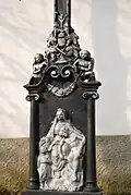 Detail kříže ve vesnici