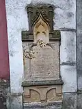 Druhá pískovcová deska na severní straně kostela