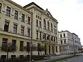 Jičínská ulice s gymnáziem