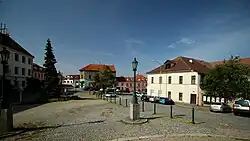 Na náměstí J. A. Alise