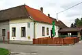 Částečně natřená hospoda