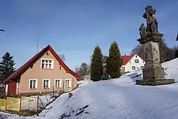 Střed vsi se sousoším kalvárie