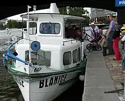 Loď Blanice v přístavišti Jiráskův most na přívozu P5 v roce 2008