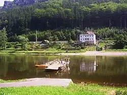 Trasa 4007 prochází lesem nad přístavištěm přívozu