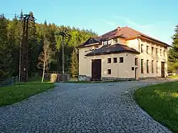 budova elektrárny u nádrže Pod Černým jezerem v osadě Hamry
