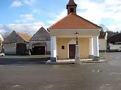 kaple na návsi